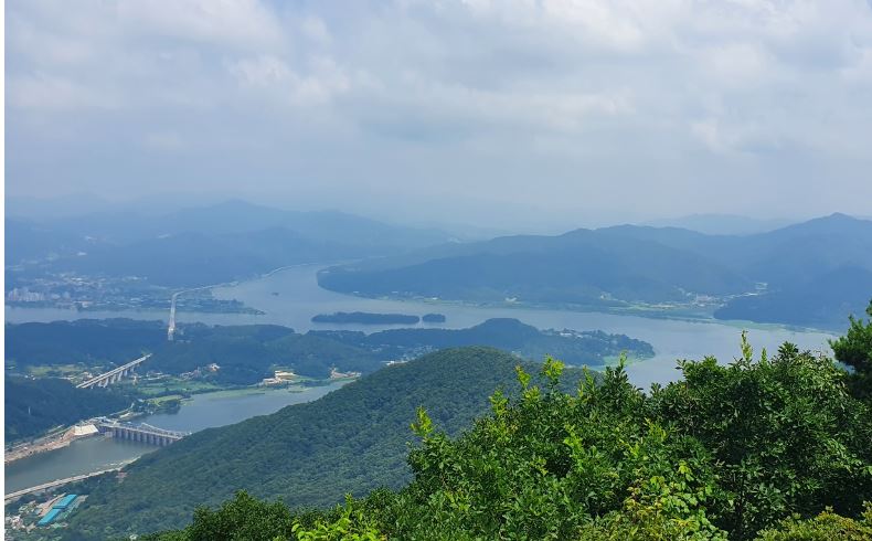 산-중턱에서-바라본-한강과-주위의-산들