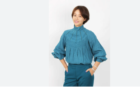 연예인-황정음이-서있다