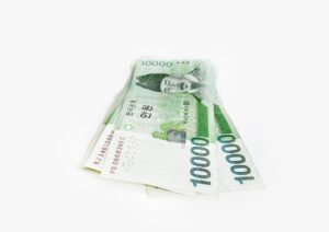 지폐가-책상위에-놓여있다