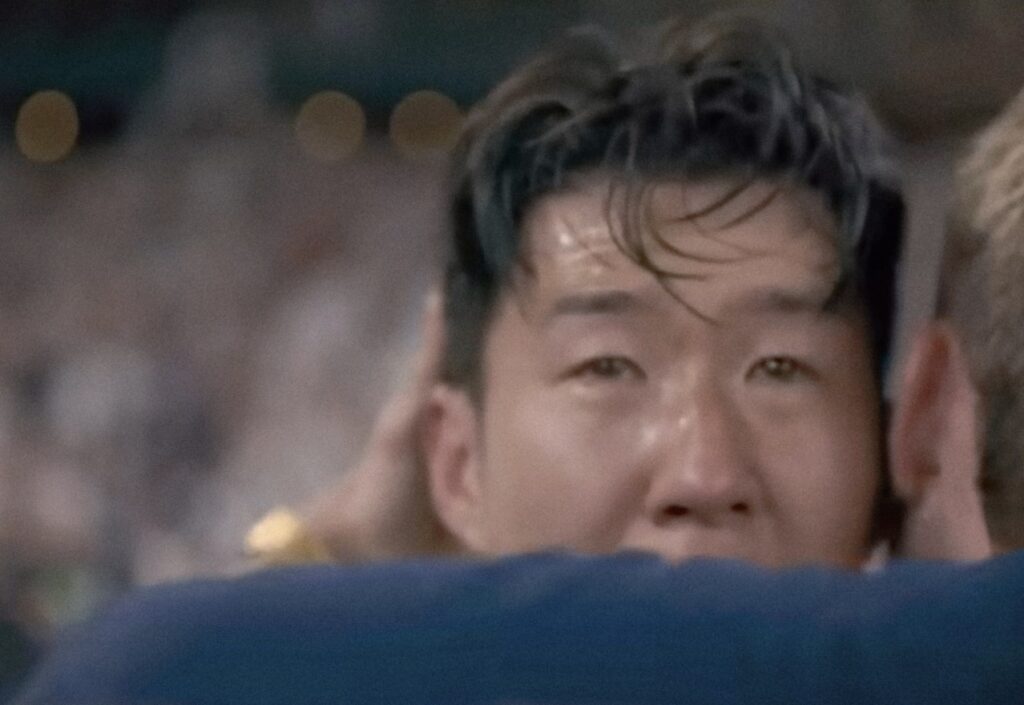 사우디프로리그-오퍼를-받고-있는-손흥민이-우승세레머니를-하고있다