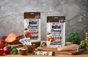 하림-펫푸드-더리얼-스틱-제품이-식탁위에-전시되어-있다