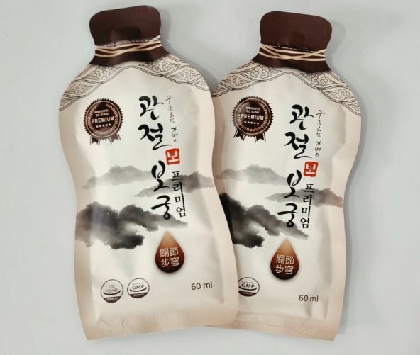 관절보궁궁-2팩이-책상에-놓여있다