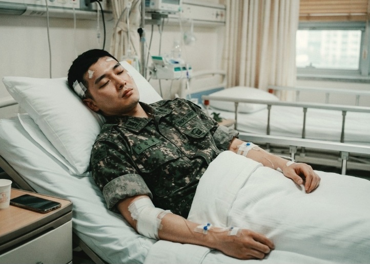 부상당한 예비군이 병상에 누워있다